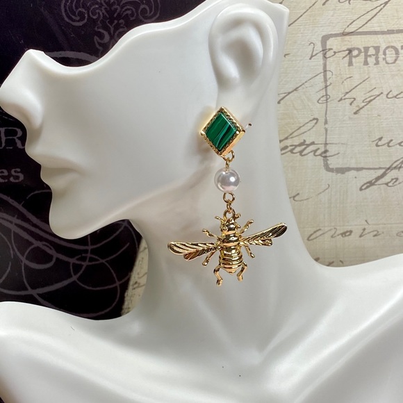 Faux pearls bee 🐝 earrings - Picture 3 of 5